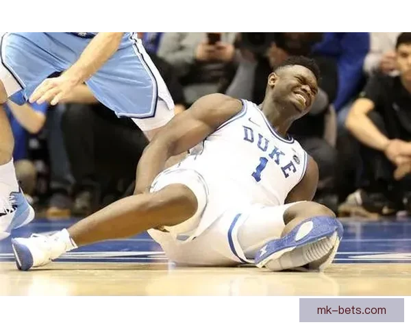 巴雷特在比赛中被队友锡安误伤肩膀 已返回更衣室接受治疗